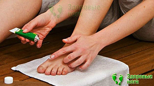 При сахарном диабете необходимо ежедневно обрабатывать раны на пальцах ног