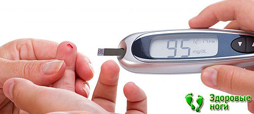 Отдельным пунктом в памятке по профилактике диабетической стопы находится регулярный контроль сахара в крови
