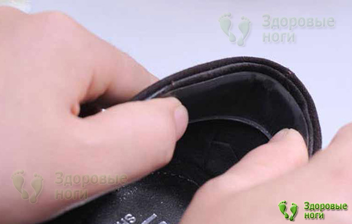 Запяточник из силикона крепится на задник обуви и препятствует натиранию